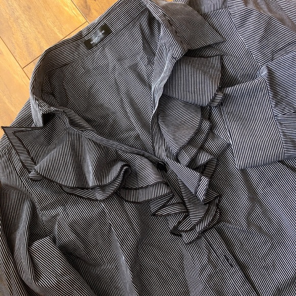 🖤Special Button Down Shirt Ruffles Details💋 - Picture 5 of 8